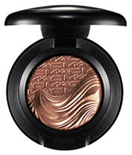 Eine kompakte Make-up-Einheit mit schwarzem Gehäuse, enthält schimmernden Bronze-Lidschatten mit Textur und Wellenmustern.