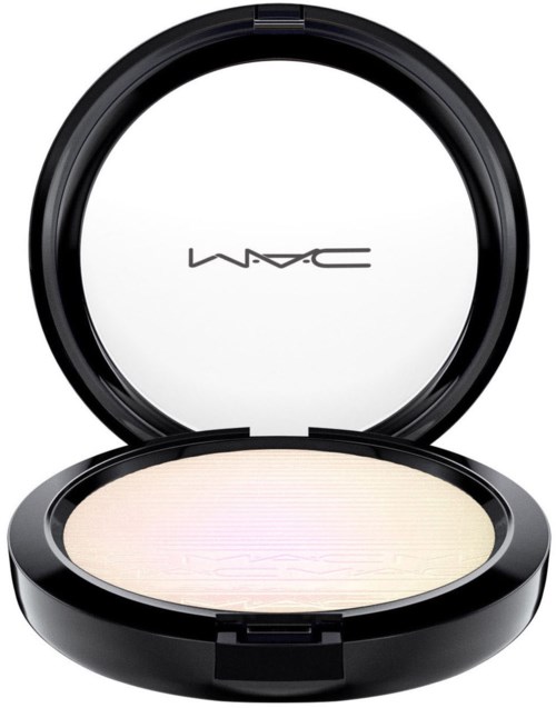 MAC-logga i en öppen svart kompakt med beige puder. Enkel och ren design. Tydlig varumärkesmärkning synlig.
