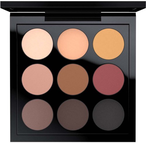 En makeuppalett med nio runda nyanser i neutrala, bruna och svarta färger.