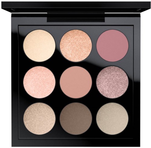 En makeup-palett med nio olika ögonskuggor i olika neutrala färger. Paletten är svart och öppen.