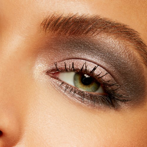 Närbild av en kvinnas öga med ögonskugga, eyeliner och mascara.