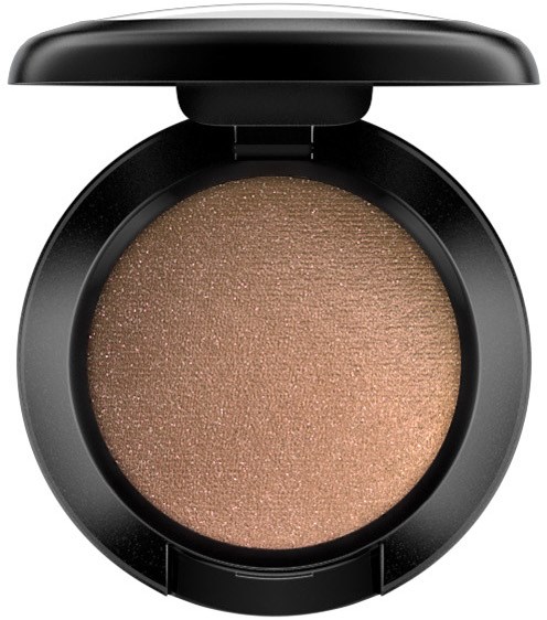 En rund makeup-kompakt med beige glittrande puder inuti och ett svart lock ovanpå.