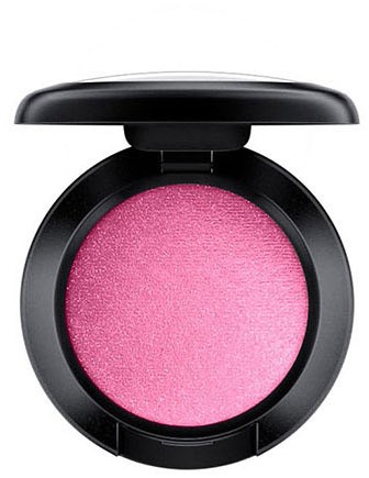 En rund rosa makeup-rouge i en svart kompakt med lock. Rouget har en mjuk, texturerad yta.
