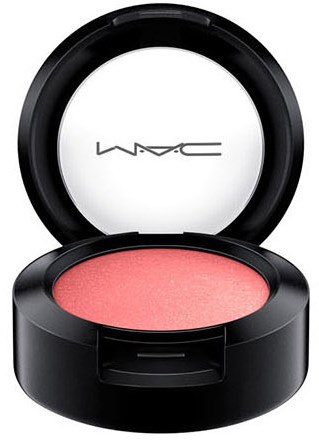 Ett runt svart sminkset med rosa blush inuti och ett tydligt lock. MAC-loggan är inuti locket.