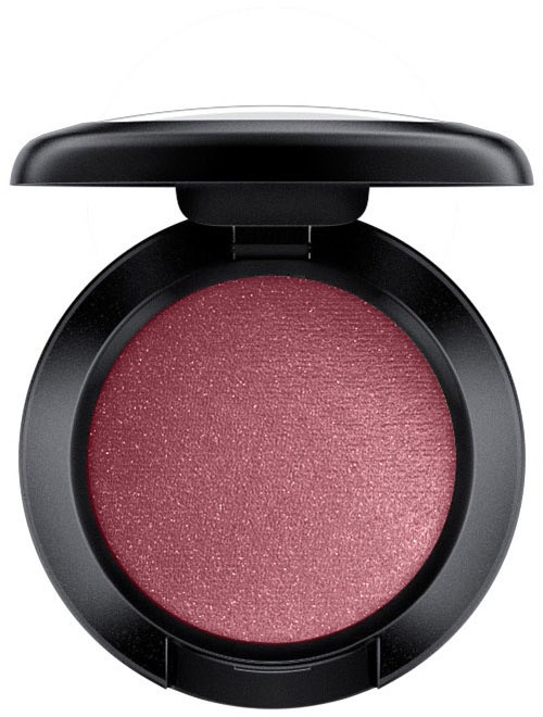 En rund makeup-kompakt med rosa skimrande rouge inuti och ett svart lock på toppen.