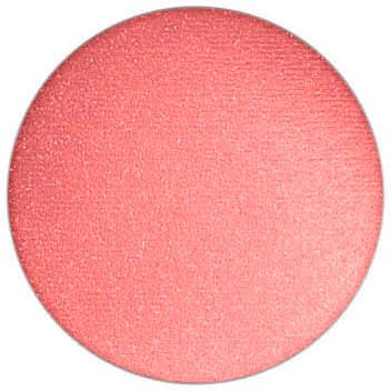 En rund, rosa, och texturerad makeupblush eller ögonskugga i en kompakt.