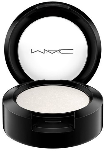 En rund svart kompakt med vit puder och MAC-logga i locket.