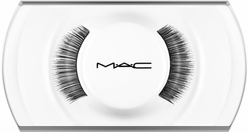 Falska ögonfransar i ett genomskinligt fall med MAC-logga.