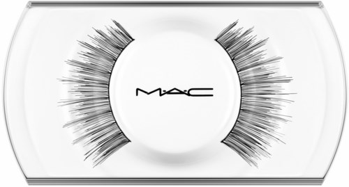 MAC-logotyp innanför ett tydligt förvaringsbehållare med falska ögonfransar på varje sida.