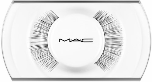 MAC-logotyp omgiven av konstgjorda ögonfransar på en genomskinlig plastskål.