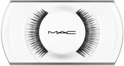 Falska ögonfransar i ett genomskinligt fall med MAC-loggan i mitten.