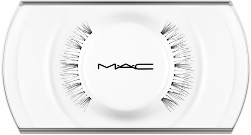 Ett set falska fransar arrangerade i en halvcirkel, med MAC-loggan i mitten.