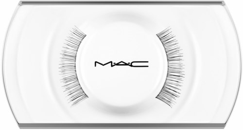 Falska ögonfransar i ett genomskinligt plastfäste med MAC-logga i mitten.