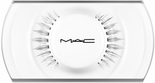 MAC Cosmetics konstläppar i ett klart plastfodral med MAC-loggan i mitten.