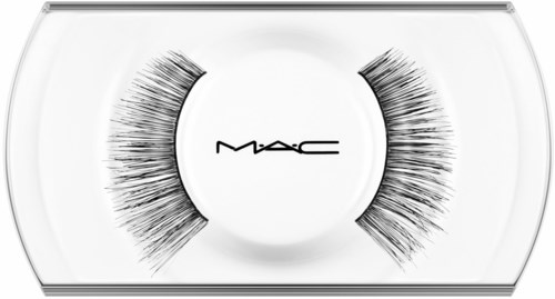Falska ögonfransar i ett genomskinligt fall med MAC-logotypen i mitten.