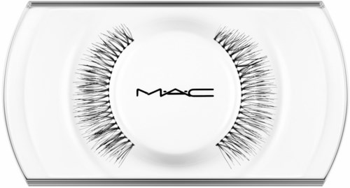 Falsche Wimpern in einer Umhängetasche mit MAC-Logo in der Mitte.
