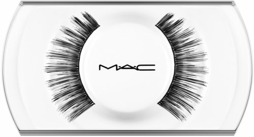 Falska ögonfransar på en display med MAC-loggan i mitten.