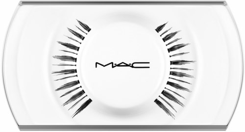 Das ist ein MAC-Make-up-Set mit Pinseln, die in einer Halbkreisform um das Markenlogo angeordnet sind.