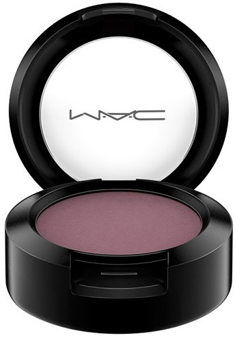 Detta är en kosmetisk produkt från MAC, ett runt svart fodral med rosa ögonskugga och MAC-logga på locket.