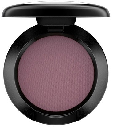 En rund lila makeuprouge-kompakt med svart lock, delvis öppen, som visar det pressade pudret inuti.
