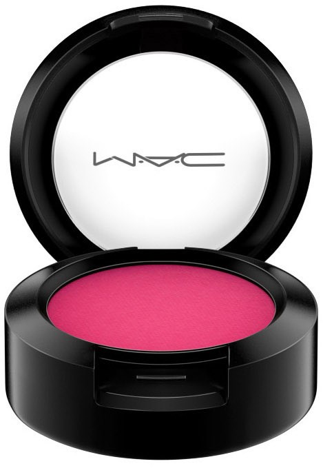 En rund svart makeup-ask med ljusrosa rouge inuti och en vit MAC-logga på locket.