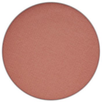 En rund rouge med mjuk rosa färg och fin struktur.