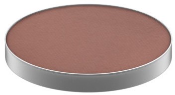 En rund, brun makeup-compact med en silverkant. Den innehåller pressad puder eller rouge.