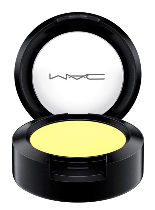 En rund svart makeuppalett med gult puder inuti och en spegel upptill.