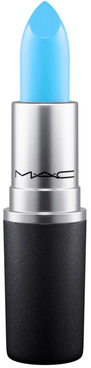 En blå läppstift i ett silver- och svart rör. Läppstiftet är ut­sträckt och ljus. MAC-loggan finns på röret.