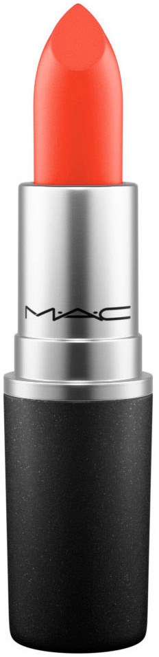 Ett korallfärgat läppstift med en silver- och svart tube, märkt MAC.