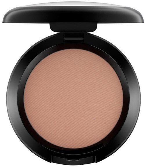 Pyöreä meikkipakkaus, jossa beige jauhe sisällä ja musta kansi päällä.