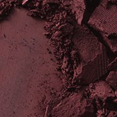 Murt makeup-puutereriä ristikuvissa vaaleanpunaisen ja punaisen sävyissä, hajallaan sotkuisesti.