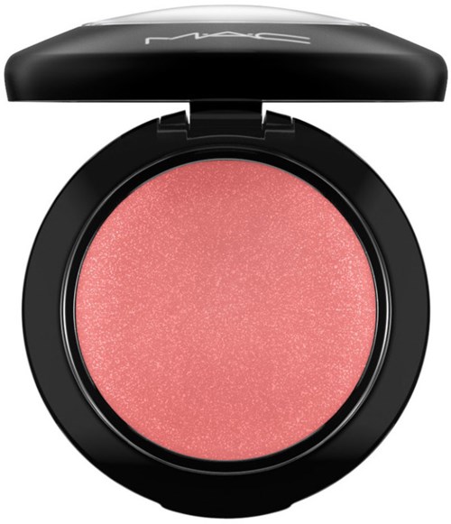 En rund rougekompakt med rosa, skimrande puder och ett svart lock med MAC-loggan.