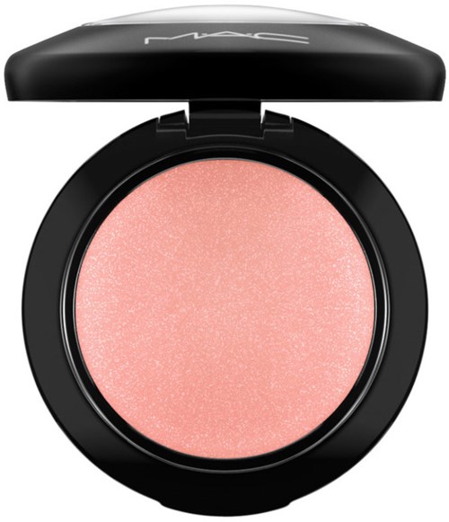 Ein rosa Rouge in einer schwarzen Dose mit offenem Deckel, beschriftet 'MAC'.