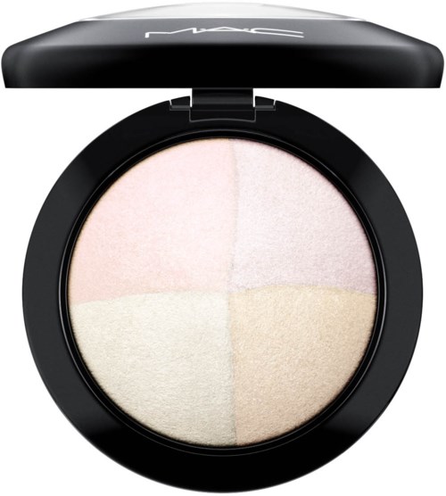En rund makeuppalett med fyra olika puder nyanser inuti, märkt MAC på locket.