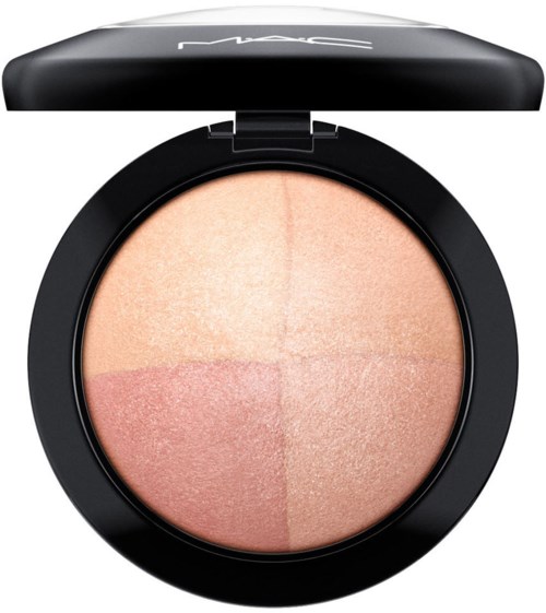 En sminkkompakt med fyra nyanser av blush eller highlighter i ett runt svart fodral.