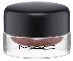 En liten, rund burk med svart lock, innehållande en rosaaktig brunsak makeupprodukt, med MAC-loggan på framsidan.
