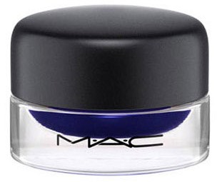 En liten burk med MAC kosmetika med svart lock och klar botten som visar blå och vit makeup.