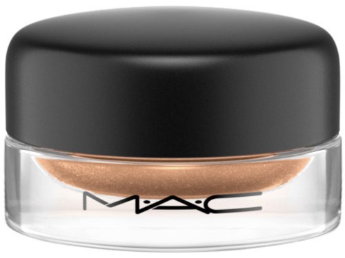 Ett litet tydligt burk med svart lock, innehållande beige ansiktspuder, och MAC-logga på framsidan.