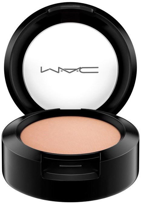 En rund makeup-kompakt med ljusbeige puder inuti och MAC-loggan på locket.