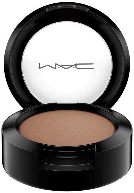 Pieni meikkipakkaus, jossa pyöreä, musta kansi. Sisältää beige-puuteripulloa, MAC-logo kannessa.