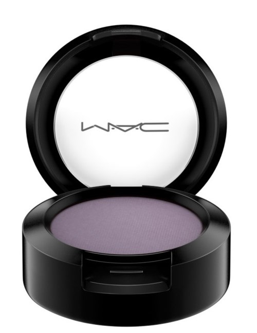 Pyöreä musta rasia, jossa on violetin värinen luomiväri ja peili, jossa MAC-logo.