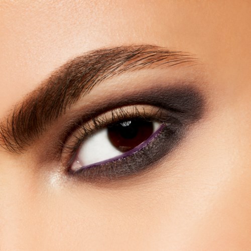 Lähikuva ihmisen silmästä, jossa on meikkiä, mukaan lukien kulmakarvat, silmäluomet ja eyeliner.