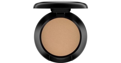Een compacte make-up met beige poeder in een zwarte case en een deksel.