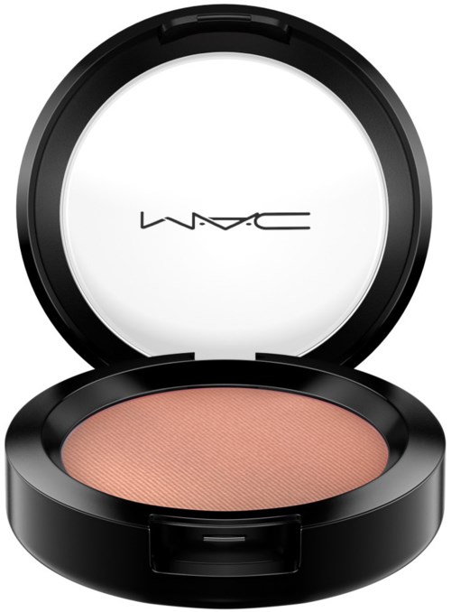 En rund makeup-kompakt med persikofärgad rouge inuti och MAC-loggan på locket.