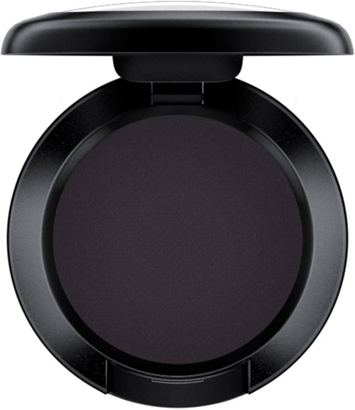 En svart rund kompakt med lock, öppnad för att visa ett mörkt puder inuti, troligen makeup.