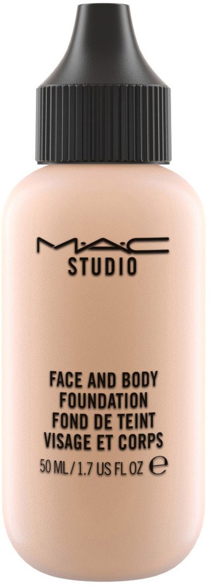 Detta är en flaska MAC Studio ansikts- och kroppsfoundation, 50 ml. Flaskan är ljusrosa med svart lock.