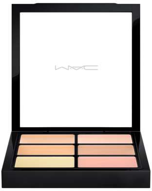 En makeuppalett med olika nyanser av rouge, ögonskugga och highlighter i ett svart förvar.