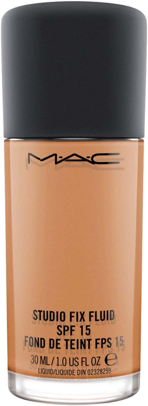 En foundationsflaska med svart lock, MAC-logga och text om SPF 15 och fluid studio fix.