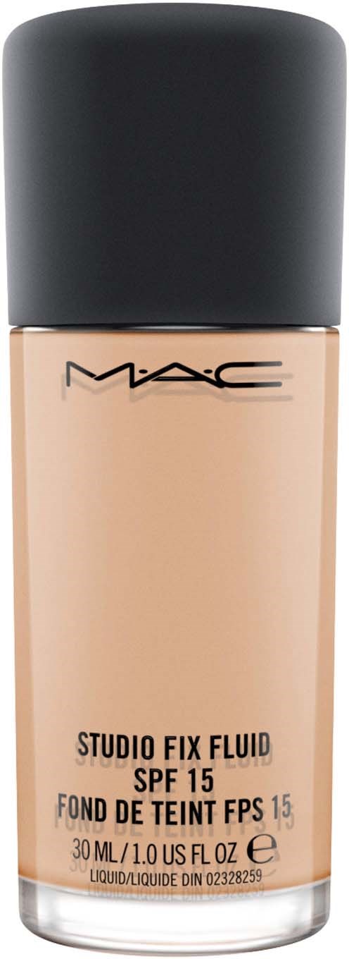 En flaska MAC Studio Fix Fluid foundation med SPF 15, ljus vätska inuti, svart lock.